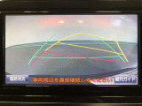 【バックガイドモニター】後方の映像をナビ画面に表示するだけでなく、ステアリング操作に連動して動くガイド線も同時に表示!予想進路の確認をしながら後退できるので便利です!