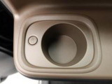 ホットドリンクをちょうどいい温度でキープしてくれる保温機能付きのホッとカップホルダー(前席)。ほっこり快適にドライブをサポート。
