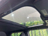 【ガラスルーフ】ガラスルーフ搭載で車内の解放感が一気にアップ!開放的なドライブをお楽しみいただけます。