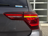 LEDテールランプ(ダイナミックターンインジケーター付き)特徴的な配光パターンによって後続車からの視認性が高まり、万一の追突の危険性を軽減します。