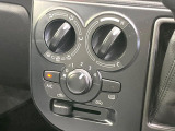 寒い冬も暑い夏も全席に快適な空調を届けてくれる、ダイヤル式エアコンを装備♪