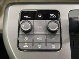 【オートエアコン】一度お好みの温度に設定すれば、車内の温度を検知し風量や温度を自動で調整。暑い&hellip;寒い&hellip;と何度もスイッチ操作をする必要はありません。快適な車内空間には必須の機能ですね♪