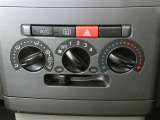 調整が容易なマニュアルエアコンです。夏は快適に、冬も車内の曇りを取ってくれるので安全です♪