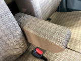 【アームレスト】運転中の身体の負担を軽減してくれるアームレストを装備♪
