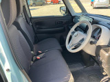 【フロントシート】高めのヒップポイントで見晴らしが良く、運転もしやすいですよ◎運転席アームレストがついているので長距離運転時の疲労軽減になりますよ◎