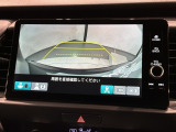 リバースギアに入れるだけで後方の表示へ切り替わります。夜間や雨の日の駐車も楽になりますよ。