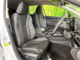 運転席まわりには十分なスペースがあり、大柄な方でもゆったり運転していただける環境です。