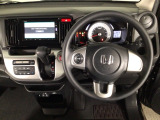 【ハンドル】運転にかかわる様々な操作を安全に行えるように視点移動が少なく操作性に配慮されたスイッチ類が凝縮されたコックピットです。