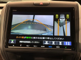 リバースギアに入れるだけで後方の表示へ切り替わります。夜間や雨の日の駐車も楽になりますよ。