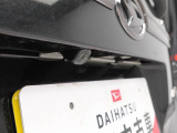 このお車はバックカメラが付いています。ナビをつければ連動できます。バックの操作が楽になります。