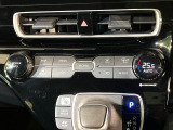 【オートエアコン】一度お好みの温度に設定すれば、車内の温度を検知し風量や温度を自動で調整。暑い&hellip;寒い&hellip;と何度もスイッチ操作をする必要はありません。快適な車内空間には必須の機能ですね♪