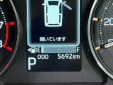 たとえばダイハツのお店にある、たくさんのスマアシ搭載車は、正常に作動する事をしっかり確認します。
