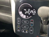 【オートエアコン】一度お好みの温度に設定すれば、車内の温度を検知し風量や温度を自動で調整。暑い&hellip;寒い&hellip;と何度もスイッチ操作をする必要はありません。快適な車内空間には必須の機能ですね♪
