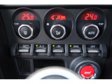 【左右独立エアコン】☆運転席と助手席で違う温度設定が可能。寒がりと暑がりが同時に乗っても快適に設定できます。