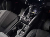 中古車選びで意外と見落としがちなポイントが、シフトレバー周辺の状態です。今回掲載している画像では、操作部分の使用感をはじめ、パネルの傷や擦れ、ボタン類の動作跡など、確認していただけます。