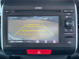 バックモニター装備。画面にて後方の確認が行えるので、バック駐車や車庫入れの際には重宝します。車の運転に慣れない方でも安心のガイドライン表示機能付。