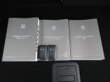 キーを携帯していればリクエストスイッチを押すだけでドアの開錠・施錠が可能です。しかもキーを差し込むことなくエンジンの始動・停止も可能です。取扱説明書・メンテナンスノートが揃っていますので安心です。