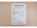 【車輌検査証明書】店頭にてクルマの状態が一目で分かる検査証明書を公開中。トヨタ認定検査員が厳しく査定し、状態を点数と図解で表示しています。修復歴はもちろん、傷やヘコミの箇所や程度がご確認いただけます。