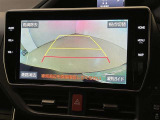 バックギアに入れると、このように後方が映し出されます!駐車の際とても安心!便利!最終確認はご自身の目と耳で必ず行ってください!