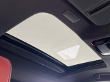 【サンルーフ】開放感たっぷりの希少装備、サンルーフが装着されています!車内に明かりを取り入れたり景色を楽しむ以外にも、車内の空気も簡単に換気できて快適です!
