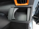カップホルダーは運転席や助手席からちょうど手の届く位置です!!