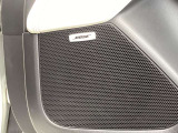 BOSEサウンドシステムを搭載。「良い音を出す」ではなく、その車種のごとに特徴を計算(車種専用設計)し、「反響音」を作り出すことによってどの座席でも自分中心で音が聴こえ、「心地よい空間」を作り出します。