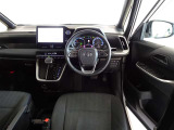 革巻きステアリングで快適な操作性の運転席です。