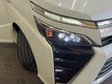 【LEDヘッドライト】悪天候や夜間走行時も良好な視界を確保し安心して運転できる高輝度LEDヘッドライトを装備!点灯速度が早く、消費電力も抑えられています。