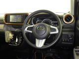 運転席まわりです。 各操作スイッチは使いやすい位置に配置されてます。