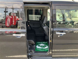 向かい側にサービス工場完備。車検・メンテもお任せください!