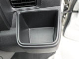 カップホルダーは運転席や助手席からちょうど手の届く位置です!!