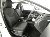 高いホールド性で運転姿勢が安定します。長距離ドライブでも疲れにくいのが魅力です。快適なドライビングライフをお送りください♪