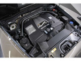4.0L V型8気筒DOHCツインターボ、585ps/86.7kgmで大きい車体を感じないパワーを得られます。
