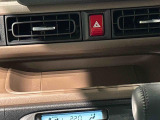 手の届くところにスマートフォンが置けるインパネセンタートレイ