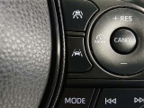 レーンキープコントロール搭載:車線の中央付近を安定して走行するよう車線から外れそうになった時に警告を出したり、ステアリングを調整して車線内に戻す装備です