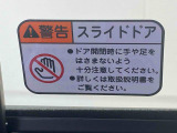 最も気になる室内は、特にこだわってクリーニングしております。マットやシートだけではなく、エアコンの吹き出し口やドアノブの隙間など、様々なブラシや道具を使い分けて、隅々までクリーニングしております。