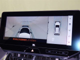 パノラミックビューモニターを装備。駐車場や交差点でクルマを真上から見るように周囲を確認できます。機能の詳細は販売店スタッフまでおたずねください。