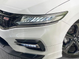 【LEDヘッドライト】悪天候や夜間走行時も良好な視界を確保し安心して運転できる高輝度LEDヘッドライトを装備!点灯速度が早く、消費電力も抑えられています。