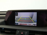 バックガイドモニター付き。車両後方の映像をナビ画面に表示し、駐車などの後退操作をサポートします。