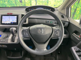 インテリアに合わせたデザインのステアリングは、運転される方のことも考え、運転しやすい形状、大きさです。是非一度、実際に触ってお確かめください。