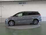 他のワンボックス車と比べて乗り降りしやすいのもエスティマの魅力。運転席も乗用車感覚で乗車できます。