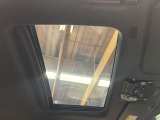 【サンルーフ】開放感たっぷりの希少装備、サンルーフが装着されています!車内に明かりを取り入れたり景色を楽しむ以外にも、車内の空気も簡単に換気できて快適です!