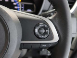 アダプティブクルーズコントロール機能付きです。走行中に先行車の様子を検知しながら、設定した車速の範囲内で先行車との距離のキープを支援します。詳細は販売店スタッフまでおたずねください。