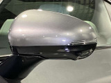 ウィンカー内蔵ドアミラーを開発したのは『メルセデス・ベンツ』です。他車からの視認性が高まり、事故の可能性を低減させています。更に、点灯部分はドライバーの視界に入らないように設計されています。