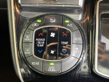 【左右独立温度コントロール式フルオートエアコン(DUAL/SYNC)】運転席側と助手席側でそれぞれ自由に温度設定ができ、快適な風量やモードなどを自動調整します!