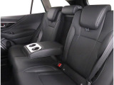 長時間の運転も疲れにくいフロントシート!体をしっかり支えてくれて運転がしやすい形状です!!後部座席もゆったり座れて足元のスペースも広々!ドライブの際は全員が窮屈な思いをせずにお楽しみいただけます!