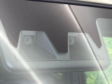 【スマートアシスト】走行中に前方の車両等を認識し、衝突しそうな時は警報とブレーキで衝突回避と被害軽減をアシスト。より安全にドライブをお楽しみいただけます。