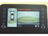 パノラミックビューモニター付きです。車両を上から見たような映像をディスプレイオーディオ画面に表示。運転席からの目視だけでは見にくい、車両周辺の状況をリアルタイムでしっかり確認できます。