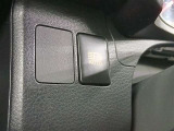 オートマチックハイビームとは、先行車や対向車のライトを認識し、ハイビームとロービームを自動で切り替える機能です。夜道の視界を確保します。