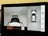 パノラミックビューモニターを装備。駐車場や交差点でクルマを真上から見るように周囲を確認できます。機能の詳細は販売店スタッフまでおたずねください。